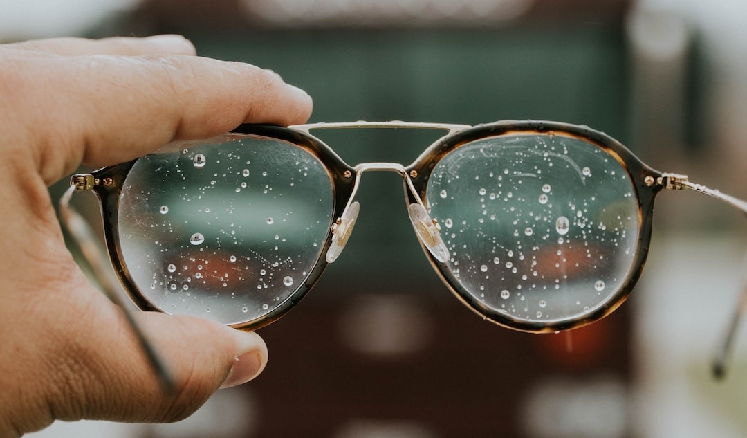 Pulizia degli occhiali: cosa rischi se non la fai spesso?